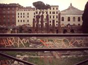 largo argentina stanno risistemando piazza spostando capolinea tram. intervento sulle balaustre plastica martoriate writers?