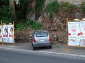 manifesti elettorali tolgono posto alla sosta selvatica! roma guerra cafoni spartirsi marciapiedi