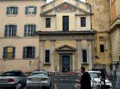 Ennesima chiesetta ostaggio della burinaggine romana. transenne maghine, centro storico moribondo esala suoi ultimi respiri.