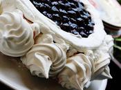 Cheesecake amarene meringhe francesi. with sour cherries meringue French base pastry cooked.
