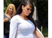 Kardashian settimo mese vestito bianco piedi gonfi