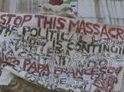 Striscione contro l’euro sulla cupola Pietro