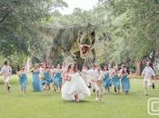 Matrimonio, spopola scatto paura dinosauro