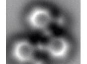 Fotografate molecole formano legami atomici