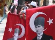 proteste piazza Taksim bandiere Atatürk