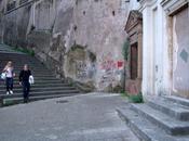 suggestiva salita pietro montorio devastata vandali bomboletta trasformata pisciatoio pubblico. calvario turisti