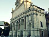 Quando l'arredo urbano inesistente sbagliato puo' generare equivoci nelle menti romani civilizzati: maghina sosta proprio davanti alla martoriata fontana dell'acqua paola!