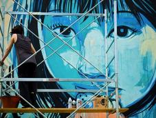 Donne lontane dagli stereotipi: opere della street artist alice pasquini