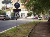 L'attraversamento pedonale davanti villa pamphili: completamente oscurato moderni unni bomboletta!