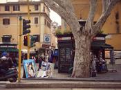 Tutto campionario delle favelas giornalare. notare anche cartello ormai semi-invisibile decadente segnala villa farnesina (con mirabili affreschi raffaello interno)