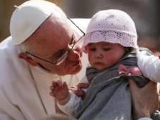 Papa Francesco: «Grande esempio Benedetto XVI, avuto coraggio»