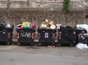 Siamo rimasti medioevo! ancora primitivi bidoni della monnezza, peraltro devastati vandali, taggaroli traslocatori rumeni...