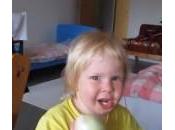 Bambina russa mangia cipolle merenda (Video)