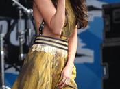 Selena Gomez immortalata senza slip durante concerto Boston