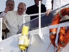 Papa “scalzo” Lampedusa stivaloni della politica