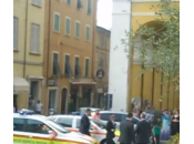 Massa, volontario della Croce Rossa sposa autoambulanza barella