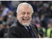 Napoli, Laurentiis intona tifosi: "Chi salta juventino