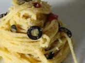 Spaghetti aglio olio olive nere capperi peperoncino
