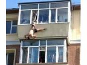 Cina: Uomo butta dalla finestra, moglie prende mutande (Foto)