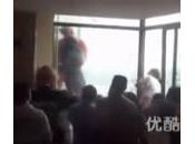 Cina, pompiere salva donna suicida settimo piano (Video)