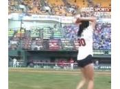 Baseball, calcio Kwon prima lanciare palla (Video)