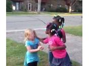 Bambina bianca colpita insultata quattro bambine nere (Video)