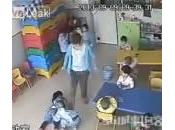 Cina: bambini presi calci all’asilo dalle maestre. Video shock