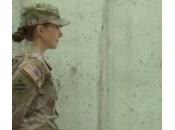 Madre soldato ritorna dall’Afghanistan sorprende figlia allo stadio (Video)