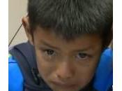 Bambino sordo sente voce genitori prima volta piange (Video)