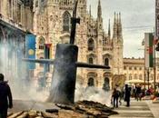 Sottomarino emerge Milano vicino Duomo