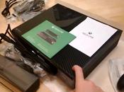 Xbox ragazzo mostra l’unboxing della console