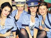 Foto giorno gennaio 2011 quattro amiche vestono sexy divise marito. sospesi agenti