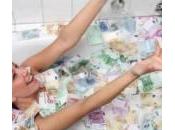fotografa vasca piena soldi, ragazza indagata evasione fiscale