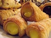 Cannoli sfoglia farciti alla crema.