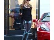 Paris Hilton “pantaloni scheletro” shopping