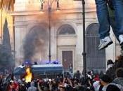 Caos Roma. Manifestanti assaltano blindato polizia