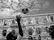 Somalia 2011, giocare fronte alle rovine della guerra. ritratto dell’infanzia nelle foto dell’iraniano Hossein Fatemi
