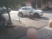 Cosa rende così squallido brutto quartiere Cinecittà pare parecchio peggio Cairo? Esatto, automobili fuori posto