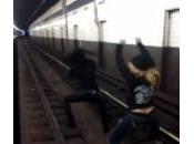 ragazze ballano ‘twerk’ rotaie della metro York (Video)