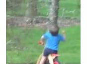 Figlio bici sbatte contro albero, padre scoppia ridere (Video)