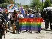 Quelli sono omofobo Pride signora carnevalata rende antipatici gay”.