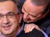 Berlusconi minaccia andarsene: vince giusto lasciare l’Italia”.