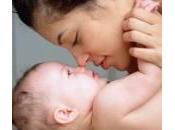 Bimbi, coccole della mamma tengono lontano stress neonati