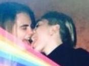 Miley Cyrus versione lesbo: cantante pubblica nuove immagini