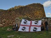 Nuraghe Losa: bandiera Quattro mori Sardi amano Sardegna