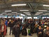 Ciampino l'aeroporto pollaio. gate carnaio delle persone riverse terra l'aria viziata padiglione temporaneo decenni)