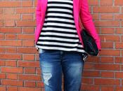 Outfit: maglia righe bianca nera abbinata giacca fucsia