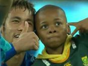 Video Sudafrica-Brasile: bimbo entra campo, Neymar festeggiano