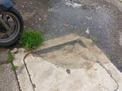 mesi fogne palazzo riversano direttamente strada. Siamo alla Garbatella, slum Lagos