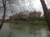 Lungotevere Testaccio, lungo argini fiume, praticamente nascendo, indisturbata, un'altra città. Immaginatevi sulla Senna, Manzanarre Tamigi